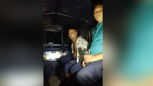 খুলনায় ছাত্রলীগ কর্মীকে মারধর করে পুলিশে সোপর্দ 