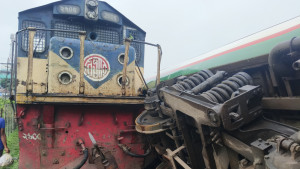 লালমনিরহাটে দুই ট্রেনের সংঘর্ষ, বগি লাইনচ্যুত