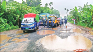খানাখন্দে ভরা সড়কে বাড়ছে মৃত্যুঝুঁকি