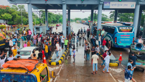 কেএমপি কমিশনারের পদত্যাগ দাবিতে রূপসা সেতুর টোল প্লাজা অবরোধ 