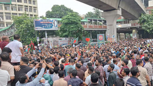 শাহবাগ অবরোধ করল স্বেচ্ছাসেবক দল