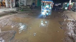 সড়ক উপচে ময়লা পানি ঢুকে পড়ে বাড়িঘরে