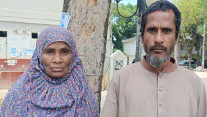 জমি লিখে নিয়ে বাবা-মাকে বাড়িছাড়া করলেন দুই ছেলে