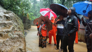 টেকনাফে ভারী বর্ষণে ঘরবাড়ি তলিয়ে বন্দি দশায় হাজারো মানুষ