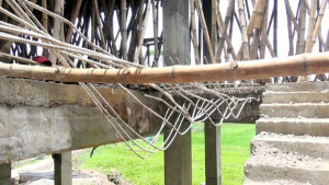 কাজ শেষ হওয়ার আগেই ধসে পড়ল সিঁড়ি