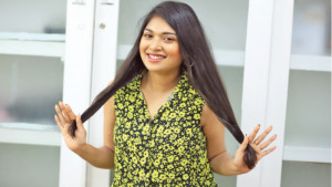 চুল ঝরা কমাতে কী করবেন