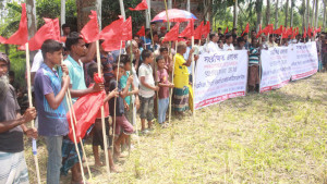 বড়পুকুরিয়া খনি কর্তৃপক্ষের প্রবেশ ঠেকাতে লাল পতাকা