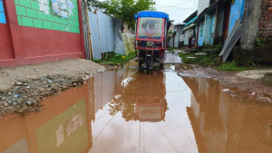 রাস্তায় নামলেই কোমর ধরে যায়