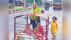 সন্তান খাঁচায় ভরে জীবন চলে ভিক্ষায়