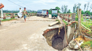 ধসছে নিচের মাটি, ঝুঁকিতে পড়েছে রামগতি সেতু