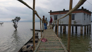 বর্ষায় ক্লিনিকে যাতায়াতে ইউএনওর বাঁশের চাটাই