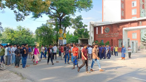 দিনাজপুর শিক্ষা বোর্ডে তালা মহাসড়ক অবরোধ