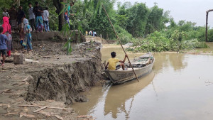 ‘ভাঙনের রাতে শুধু জানডা লইয়া  বাহির হইছি’