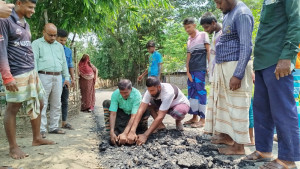 সড়কের কাজে নানা অনিয়ম প্রতিবাদ করায় হুমকি