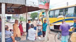 ছাউনি নেই, স্ট্যান্ডে যাত্রীদুর্ভোগ