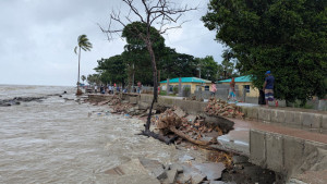 বিলীন মেরিন ড্রাইভ সৈকত রক্ষার দাবি