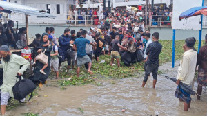 বৃষ্টি-জোয়ার হলেই তলিয়ে  যায় সংযোগ সড়ক
