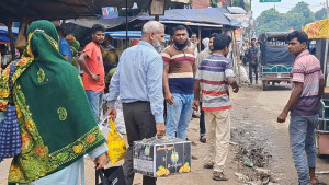 চালককে মারধরের জেরে  বন্ধ বাস চলাচল, দুর্ভোগ