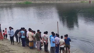 নিচ থেকে উঠছে তেলজাতীয় পদার্থ, উৎসুক মানুষের ভিড়