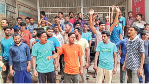 দুর্ভোগে পড়া রোগী-শিক্ষার্থী নিয়ে ছুটলেন ১০ যুবক