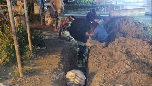 ড্রেজারের পাইপ বসাতে রাতের আঁধারে সড়কে সুড়ঙ্গ