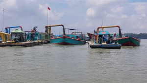 নিষেধাজ্ঞা অমান্য করে নদে বালু উত্তোলন