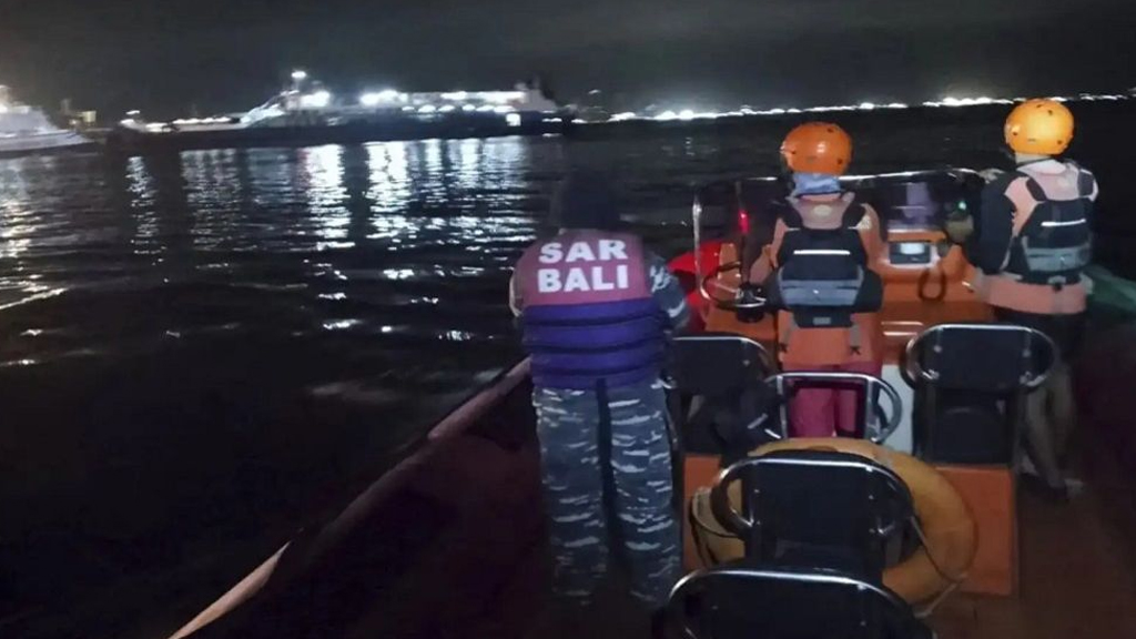 বালিতে ফেরি ডুবে মৃত ৪, নিখোঁজ ৩০ বালিতে ফেরি ডুবে মৃত ৪, নিখোঁজ ৩০
