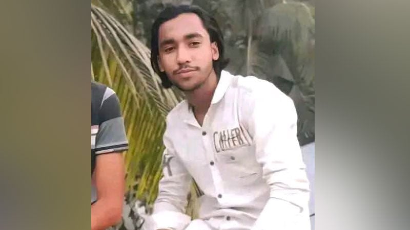 ছুরিকাঘাতে তরুণ হত্যার পর চার বাড়িতে আগুন ছুরিকাঘাতে তরুণ হত্যার পর চার বাড়িতে আগুন
