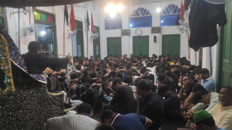 ইমামবাড়াতে ভক্তদের মাতম ইমামবাড়াতে ভক্তদের মাতম