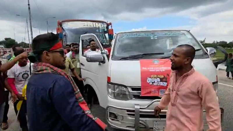 ঠাকুরগাঁওয়ে এনসিপির গাড়ি বহরে হামলার অভিযোগ ঠাকুরগাঁওয়ে এনসিপির গাড়ি বহরে হামলার অভিযোগ