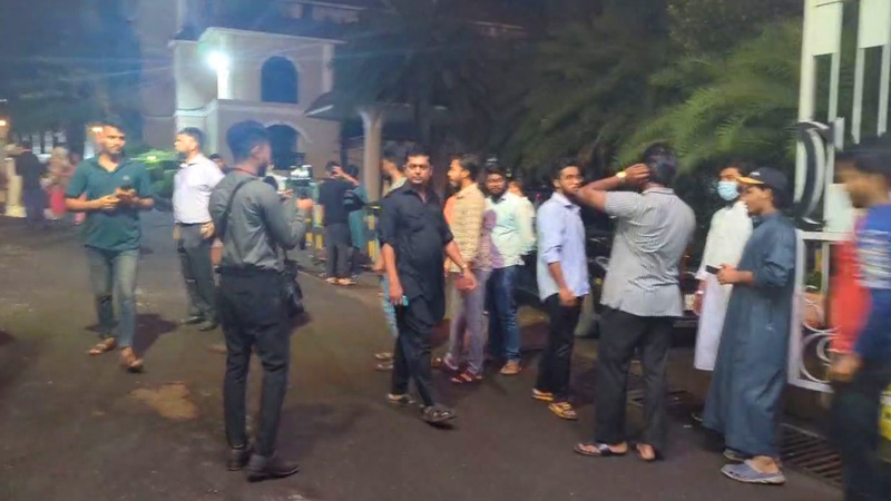 চিটাগাং ক্লাবের বাইরে বিক্ষোভ বৈষম্যবিরোধীদের, চলছে গাড়ি তল্লাশি চিটাগাং ক্লাবের বাইরে বিক্ষোভ বৈষম্যবিরোধীদের, চলছে গাড়ি তল্লাশি