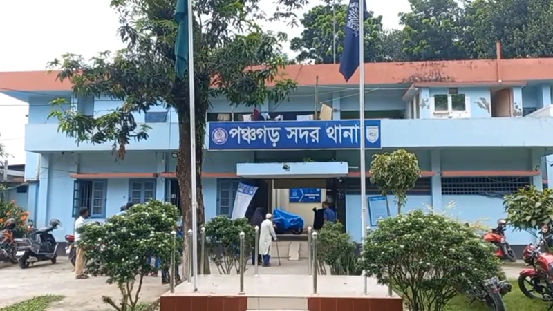 ছেলের গলায় ছুরি ধরে মাকে ধর্ষণের অভিযোগ, ৪ যুবক গ্রেপ্তার ছেলের গলায় ছুরি ধরে মাকে ধর্ষণের অভিযোগ, ৪ যুবক গ্রেপ্তার