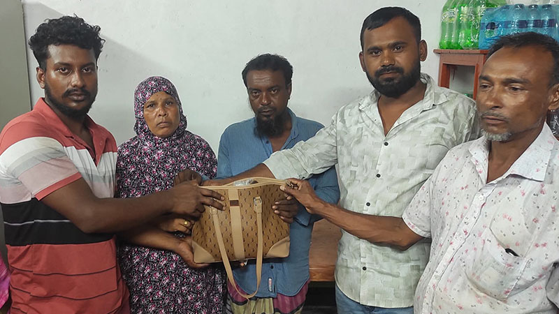 গৃহবধূর হারানো সম্পদ ফিরিয়ে দিলেন অটোচালক সবুজ গৃহবধূর হারানো সম্পদ ফিরিয়ে দিলেন অটোচালক সবুজ