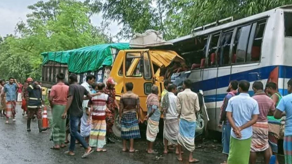সাঁথিয়ায় বাস-ট্রাকের মুখোমুখি সংঘর্ষে নিহত ৩ সাঁথিয়ায় বাস-ট্রাকের মুখোমুখি সংঘর্ষে নিহত ৩