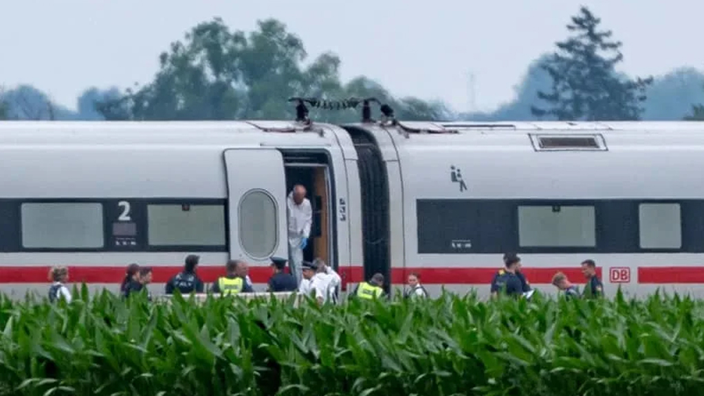 জার্মানিতে ট্রেনে হামলা, আহত ৪ জার্মানিতে ট্রেনে হামলা, আহত ৪