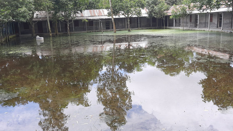 তিন মাস মাঠে হাঁটুপানি ক্লাসে আসে না শিক্ষার্থীরা তিন মাস মাঠে হাঁটুপানি ক্লাসে আসে না শিক্ষার্থীরা