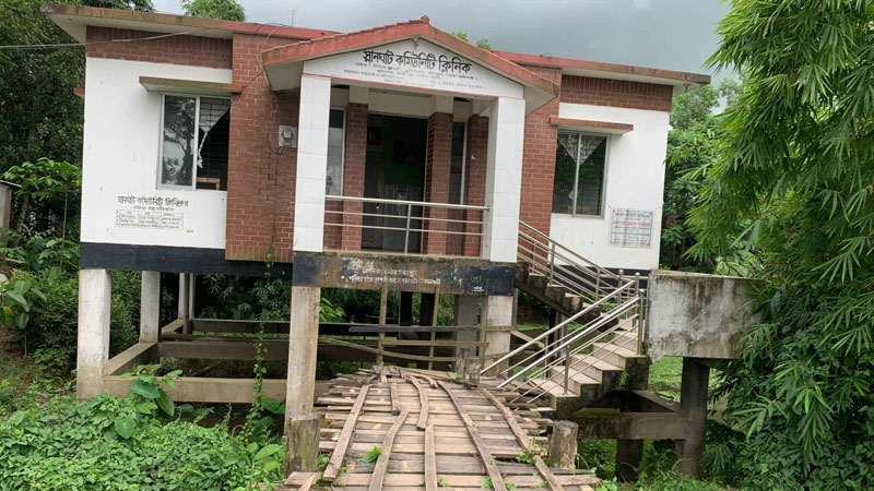 সাঁকো দিয়ে ক্লিনিকে যাতায়াত ঝুঁকিতে সেবাগ্রহীতা সাঁকো দিয়ে ক্লিনিকে যাতায়াত ঝুঁকিতে সেবাগ্রহীতা