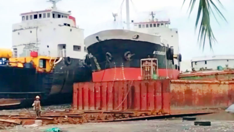 সীতাকুণ্ড ইয়ার্ডে চোরাই লাইটারেজ জাহাজ কাটার ধুম সিন্ডিকেটের সীতাকুণ্ড ইয়ার্ডে চোরাই লাইটারেজ জাহাজ কাটার ধুম সিন্ডিকেটের
