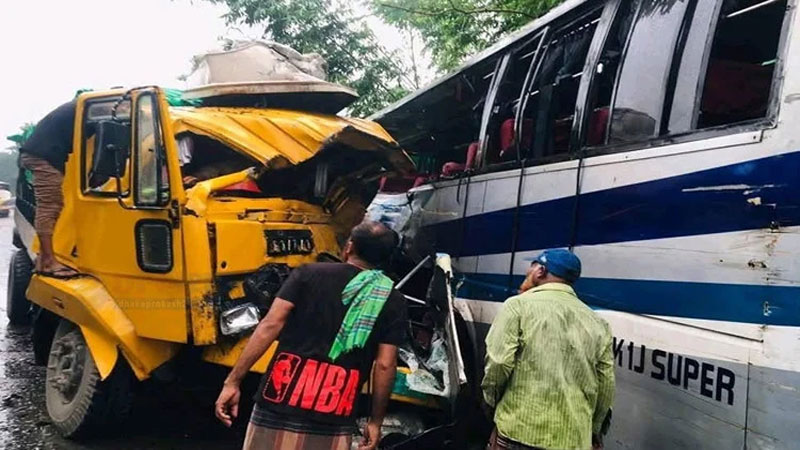 পাবনায় বাস-ট্রাক সংঘর্ষে প্রাণ গেল তিন যাত্রীর পাবনায় বাস-ট্রাক সংঘর্ষে প্রাণ গেল তিন যাত্রীর