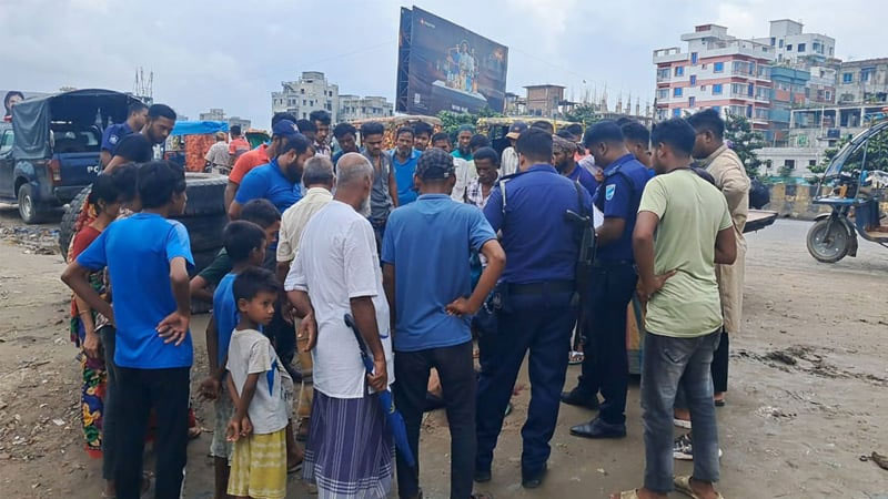 ৯ ঘণ্টা সড়কে লাশ রেখে দুই থানার ঠেলাঠেলি ৯ ঘণ্টা সড়কে লাশ রেখে দুই থানার ঠেলাঠেলি