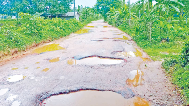 দরবেশ হাট ডিসি সড়কে শত শত গর্ত দরবেশ হাট ডিসি সড়কে শত শত গর্ত