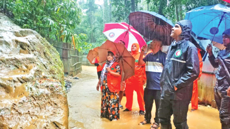 টেকনাফের পাহাড়ে অর্ধলাখ মানুষের জীবন ঝুঁকিতে টেকনাফের পাহাড়ে অর্ধলাখ মানুষের জীবন ঝুঁকিতে