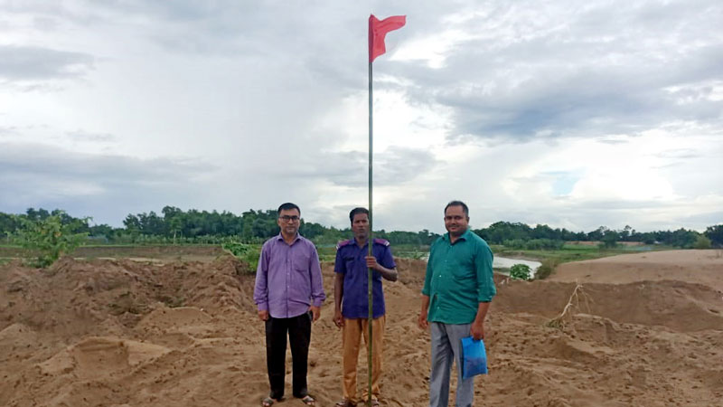 মিলেমিশে দুই ইজারাদারের সরকারি বালু আত্মসাৎ মিলেমিশে দুই ইজারাদারের সরকারি বালু আত্মসাৎ