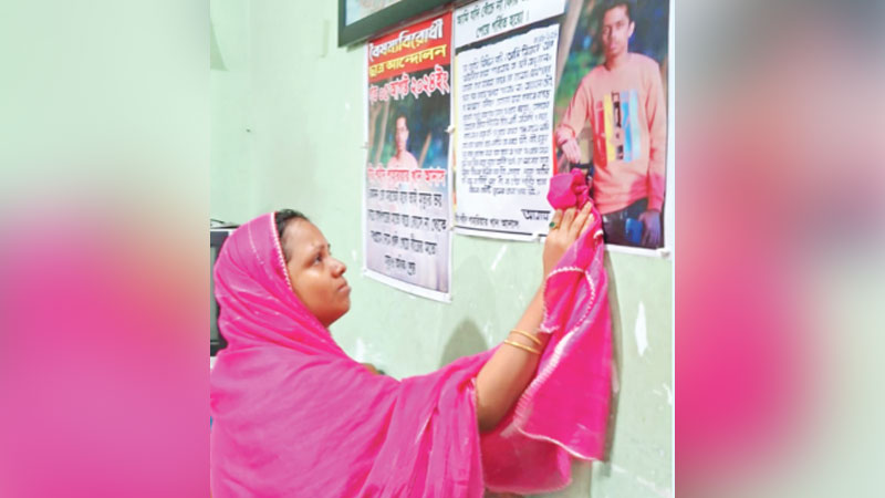 ছেলের সেই চিঠি ছুঁয়ে এখনও কাঁদেন মা ছেলের সেই চিঠি ছুঁয়ে এখনও কাঁদেন মা