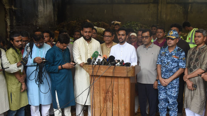 কোরবানির বর্জ্য ঈদ আনন্দে বাধা হবে না: উপদেষ্টা আসিফ কোরবানির বর্জ্য ঈদ আনন্দে বাধা হবে না: উপদেষ্টা আসিফ