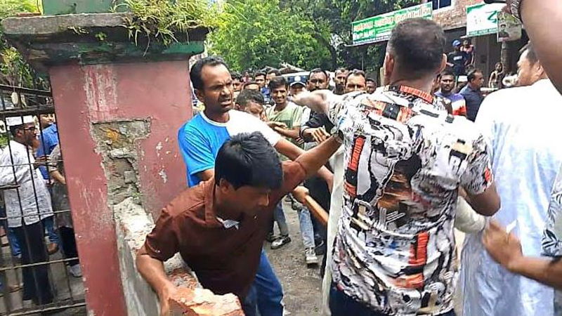সাতক্ষীরা প্রেস ক্লাবে হামলা, সাংবাদিক আহত সাতক্ষীরা প্রেস ক্লাবে হামলা, সাংবাদিক আহত
