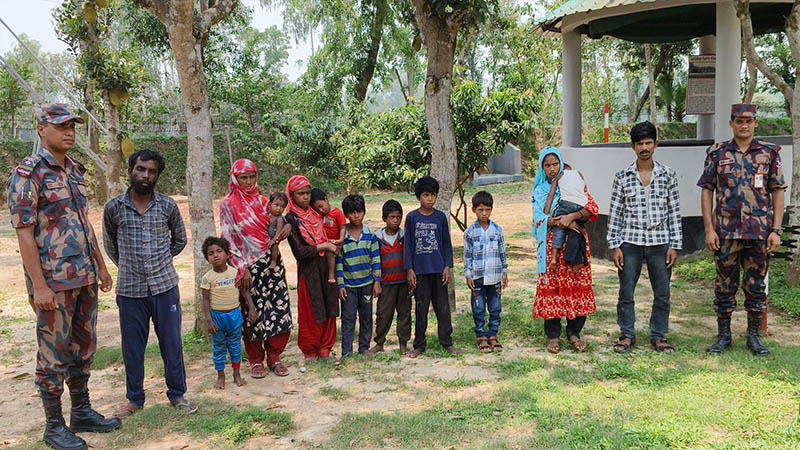 তিন সীমান্ত দিয়ে ৩২ জনকে ঠেলে দিল বিএসএফ তিন সীমান্ত দিয়ে ৩২ জনকে ঠেলে দিল বিএসএফ