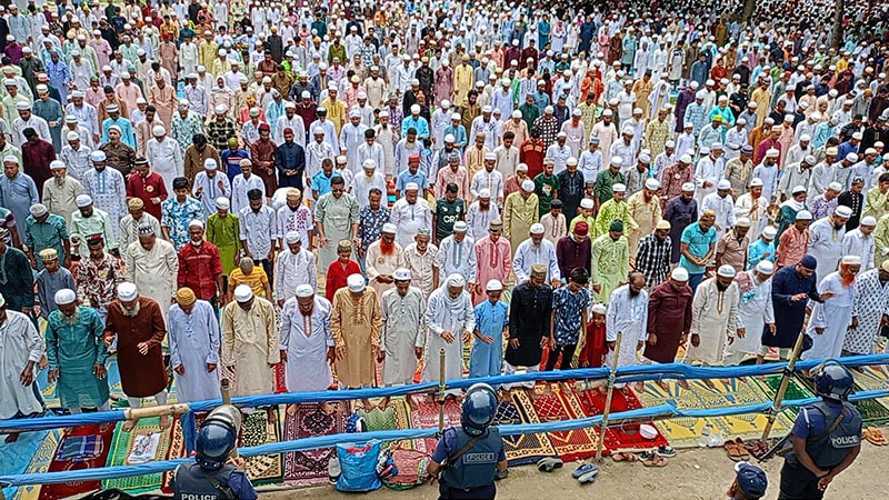 শোলাকিয়ায় ঈদের জামাত অনুষ্ঠিত শোলাকিয়ায় ঈদের জামাত অনুষ্ঠিত