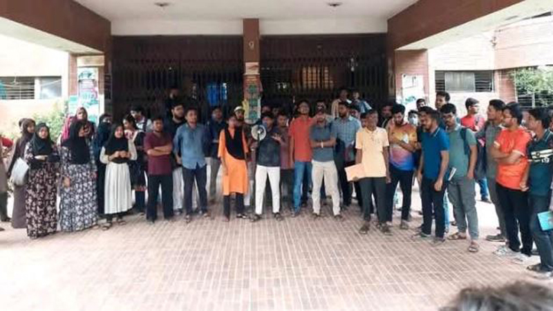 জাবিতে সেই ব্যাটারিচালিত অটোরিকশা ফেরানোর দাবি জাবিতে সেই ব্যাটারিচালিত অটোরিকশা ফেরানোর দাবি