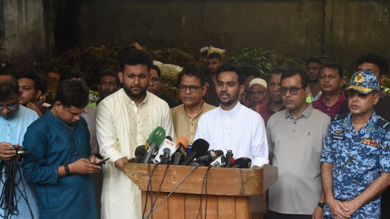 দুই সিটিতেই আজ রাতের মধ্যে বর্জ্য অপসারণ: আসিফ মাহমুদ দুই সিটিতেই আজ রাতের মধ্যে বর্জ্য অপসারণ: আসিফ মাহমুদ